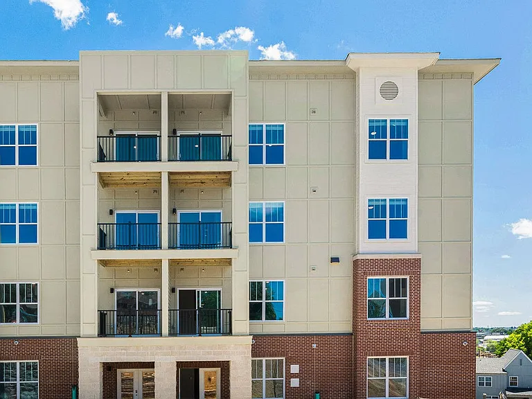 Manning Place — Photo 15