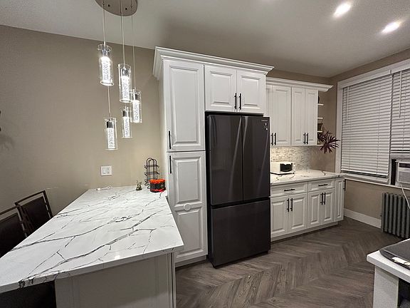 3rd image of 552 Fairview Ave #1