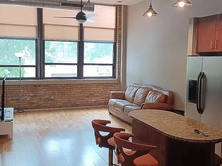 2 bed, 1006 sqft, $1,899 — Photo 1