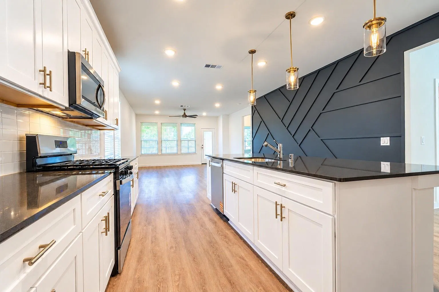 4 bed, 3.0 bath, 2009 sqft, $2,650 — Photo 4