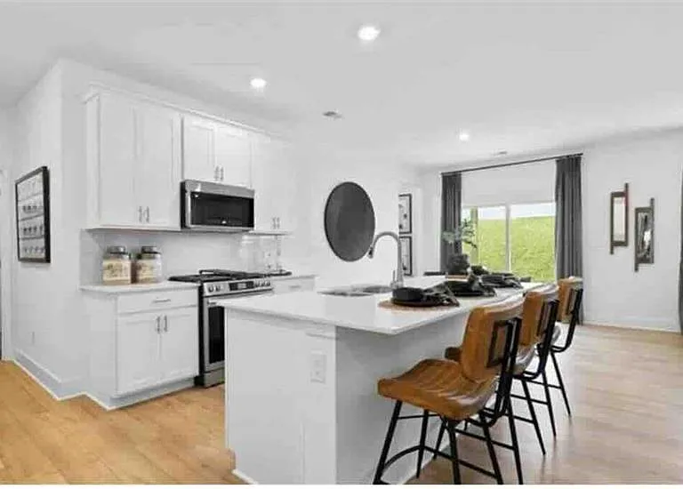 372 Dragon Dr — Photo 2