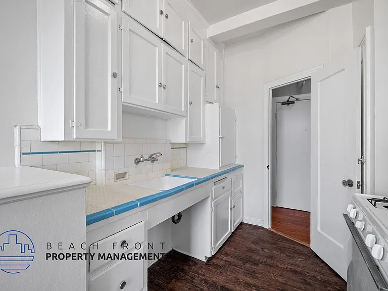 512 S. Hobart Blvd. — Photo 23