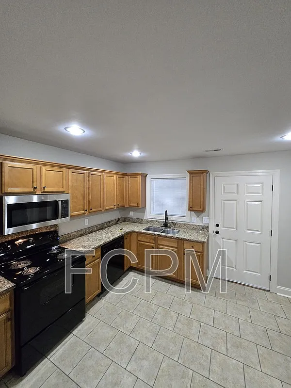 3 bed, 2.0 bath, 1100 sqft, $1,295 — Photo 2
