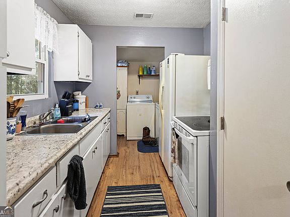 4th image of 554 Rabitsch Rd