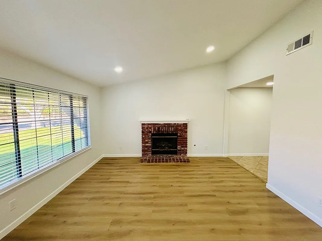 3 bed, 2.0 bath, 1134 sqft, $2,699 — Photo 4