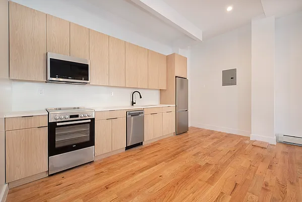 Rented by Max Apt LLC | media 9