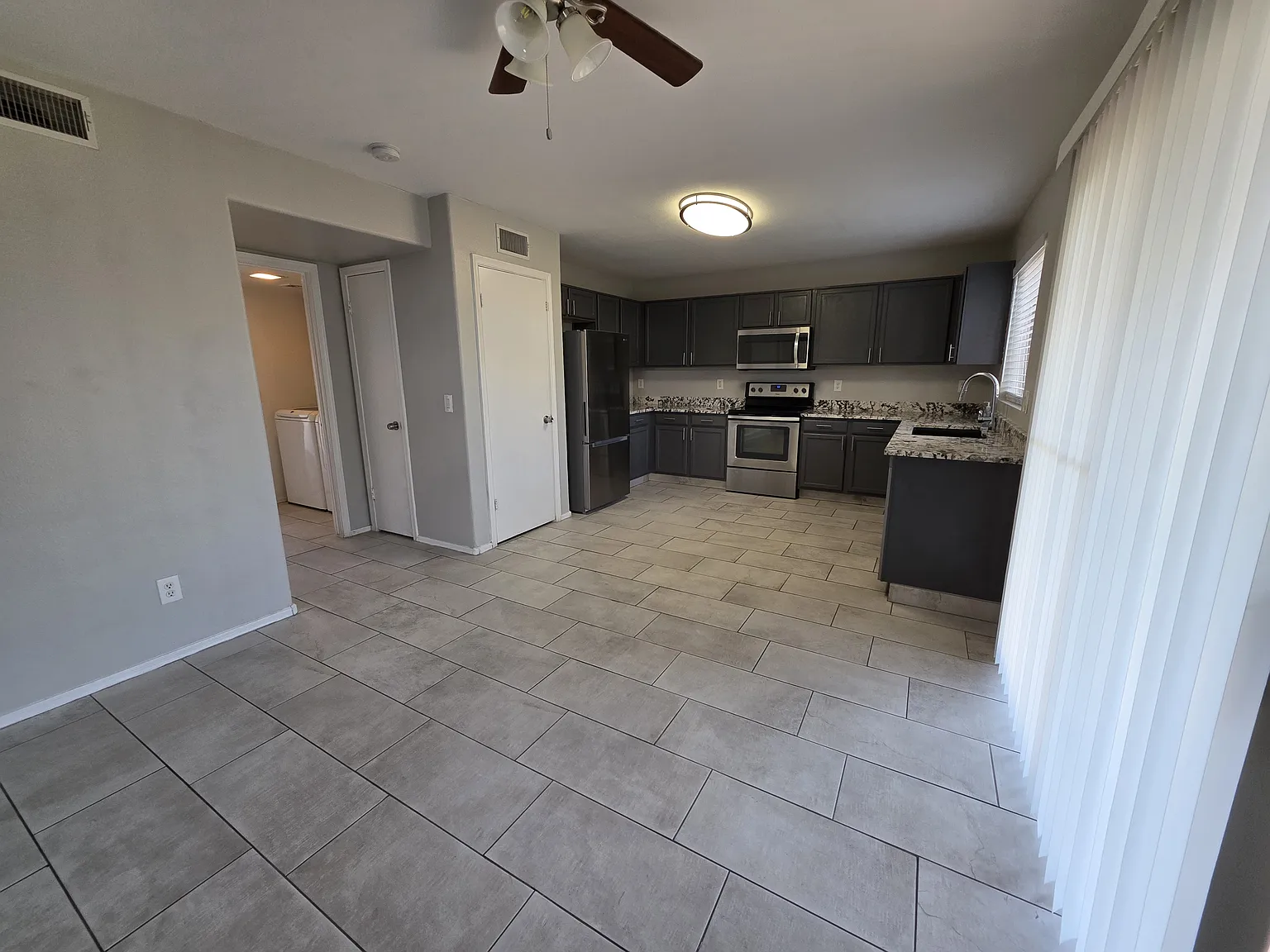 10381 W Amelia Avenue — Photo 3