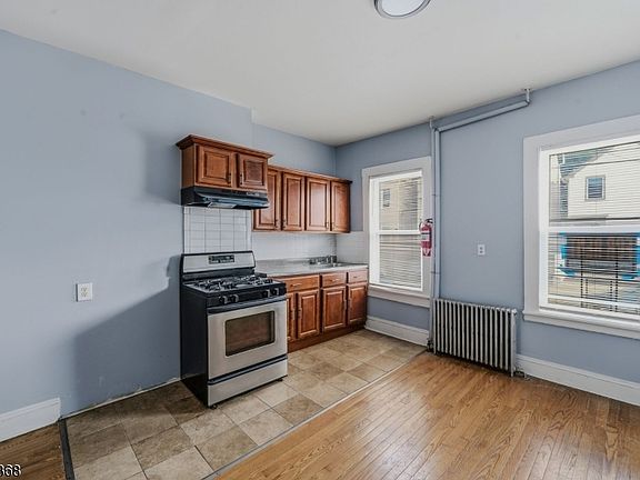 5th image of 143 20th Ave APT 1