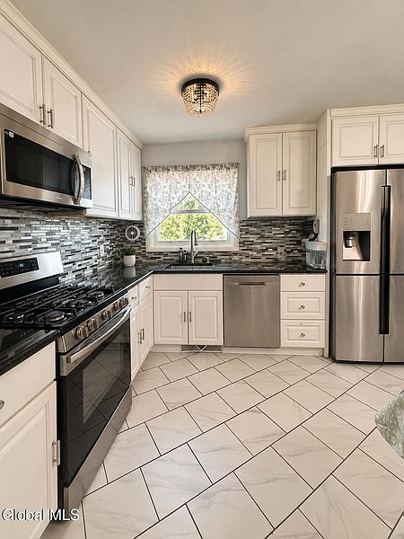 5th image of 261 Vly Road