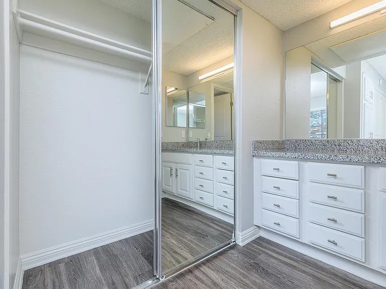 Villa La Paz Apartment Homes — Photo 53
