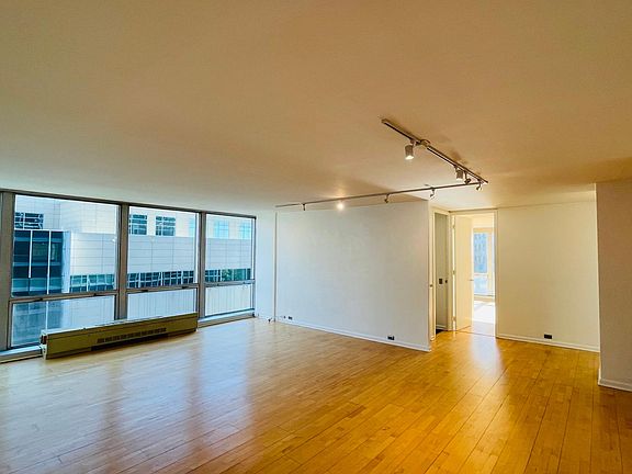 3rd image of 340 W Diversey Pkwy APT 720