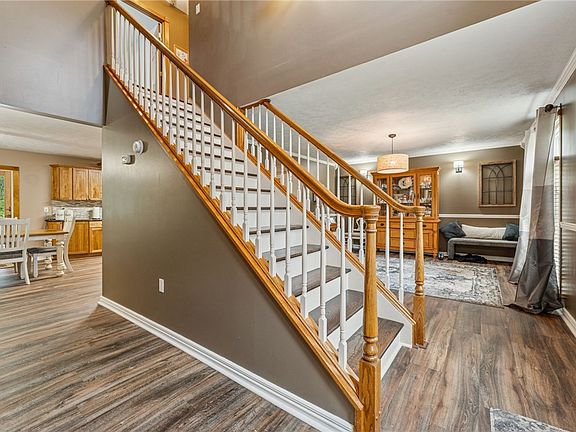 5th image of 611 Greenspring Dr