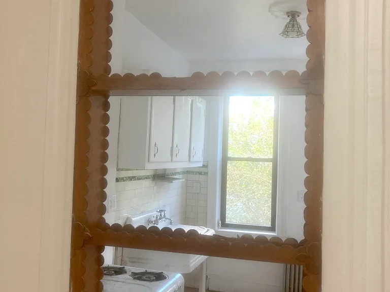 1692 Gates Ave #3L — Photo 4