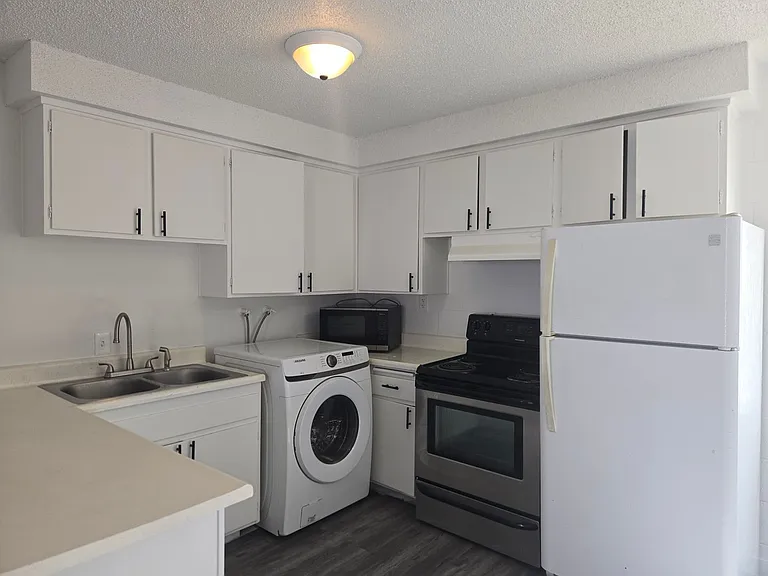 2937 Stewart Ave — Photo 2