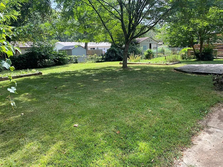 1242 S Meadowview Ave — Photo 2
