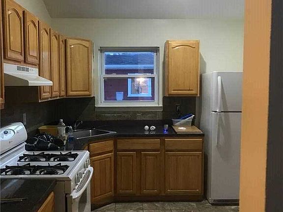 3rd image of 30 Hale Pl