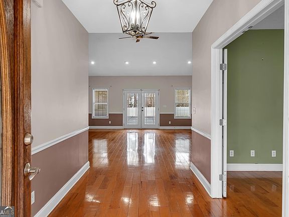 3rd image of 540 Pinegrove Dr