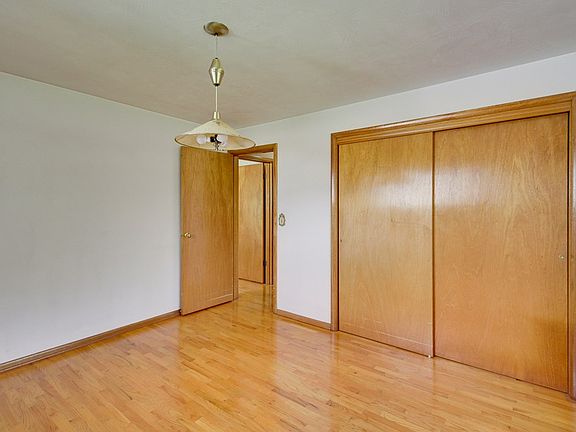 5th image of 301 SE Valley Dr