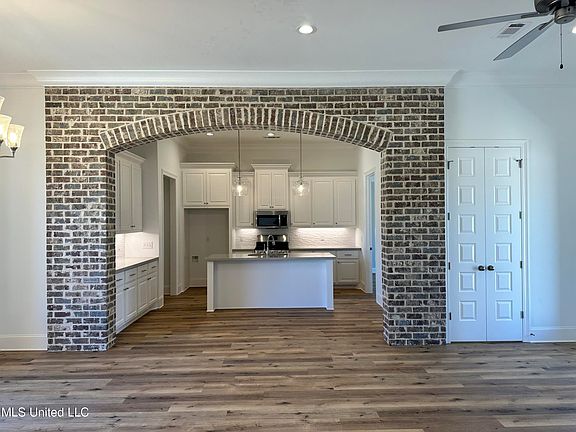 4th image of 925 Glenwild Cir