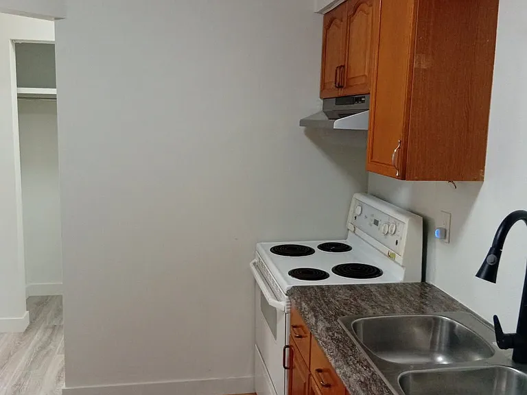 190 Borland St E #4 — Photo 5