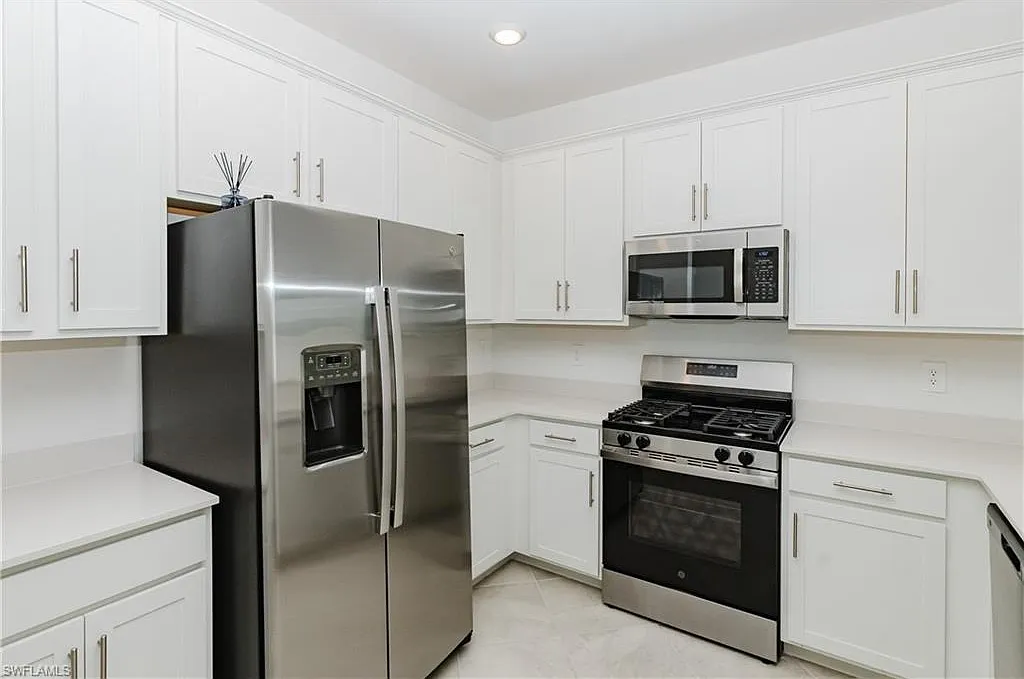 3 bed, 2.5 bath, 1879 sqft, $2,195 — Photo 2