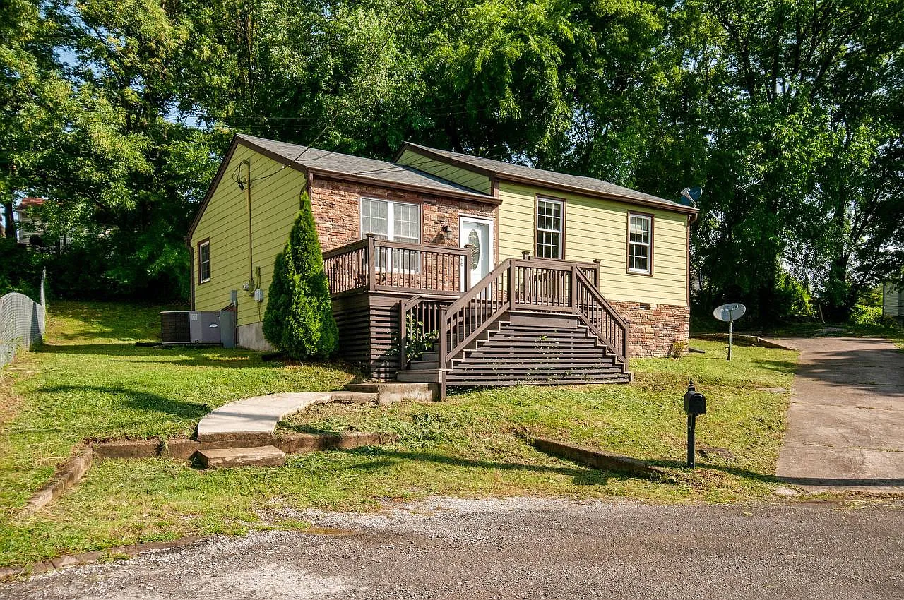 3 bed, 1.5 bath, 988 sqft, $1,800 — Photo 1
