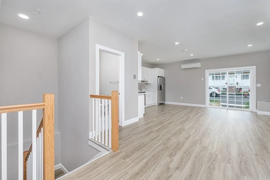 2 bed, 1.5 bath, 1026 sqft, $3,100 — Photo 2