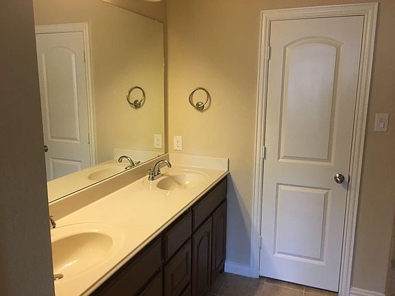 4th image of 901 Shelby Ln
