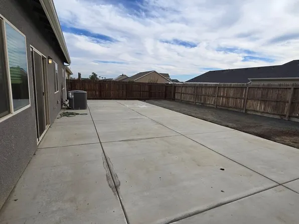 2365 W Mallard Ln, Hanford, CA 93230