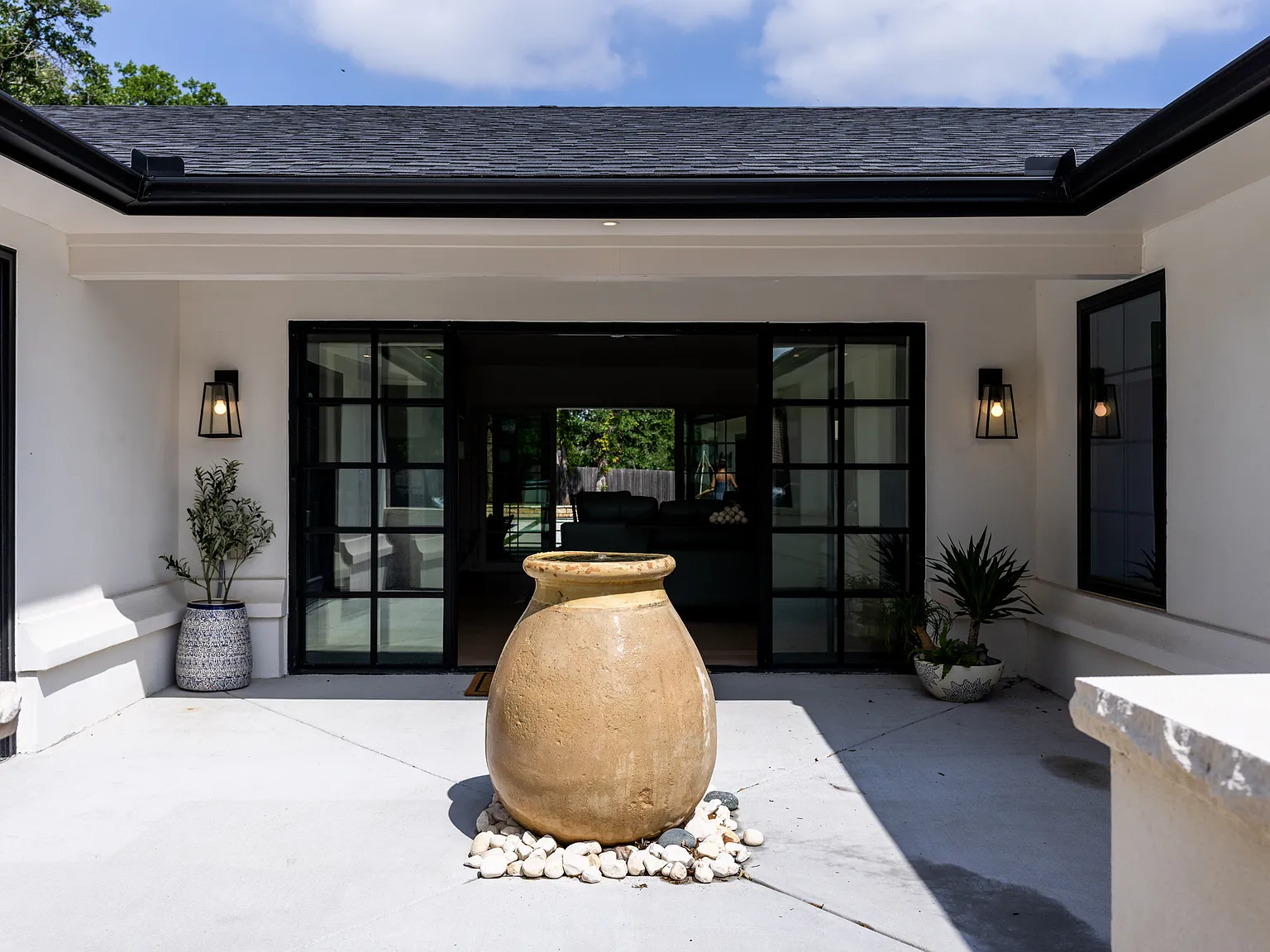 4 bed, 3200 sqft, $10,000 — Photo 3
