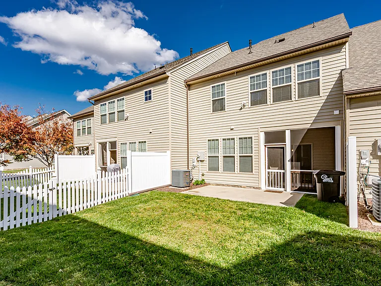 8023 Ellendale Dr — Photo 24