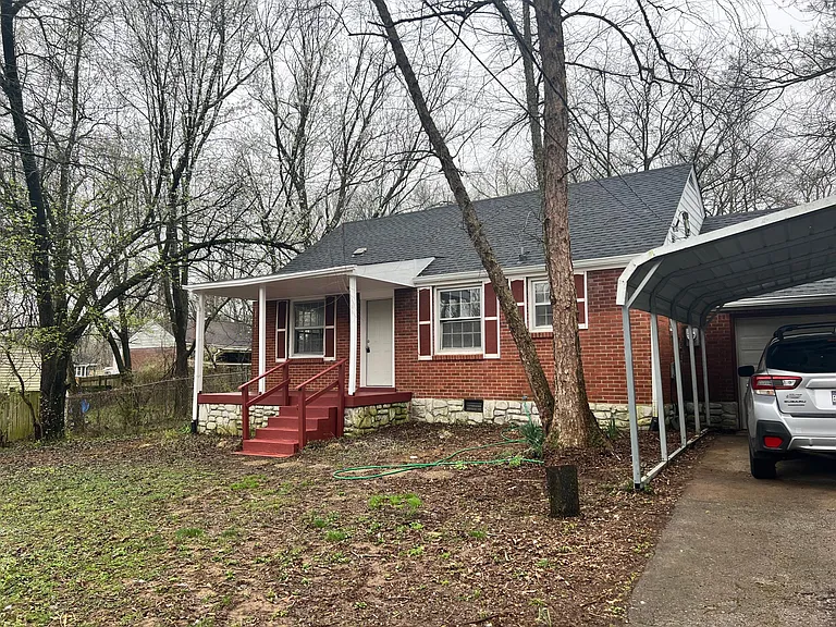 405 Chadwell Dr — Photo 2