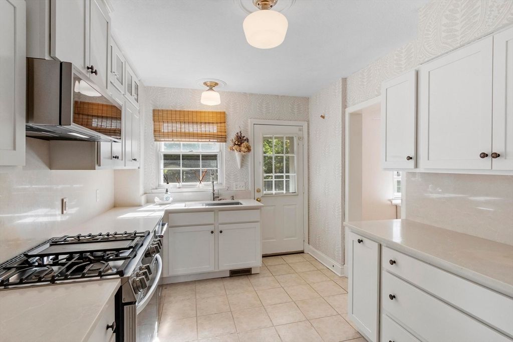 18 Bates St APT E, Devens, MA - View 5
