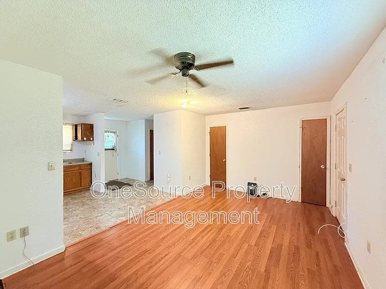 915 W Clark St #F — Photo 5