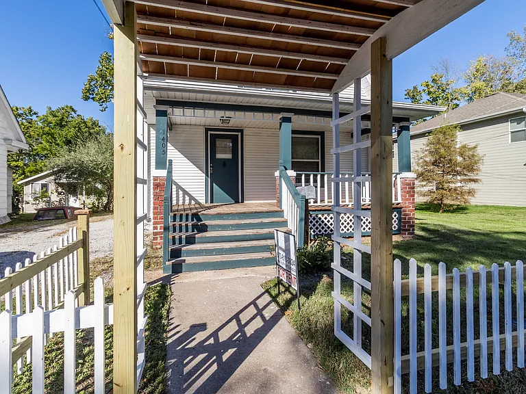 1405 Windsor St — Photo 4