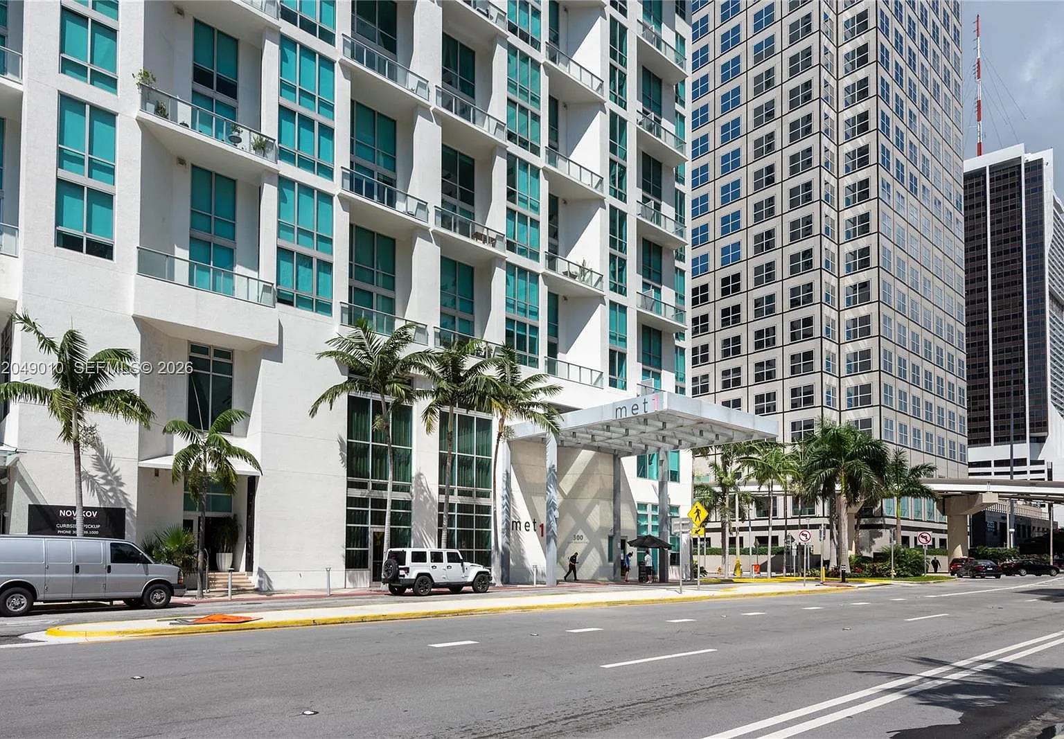 Met 1 Condo — Photo 1