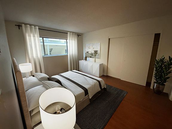 2nd image of 1933 Tamarind Ave APT 4
