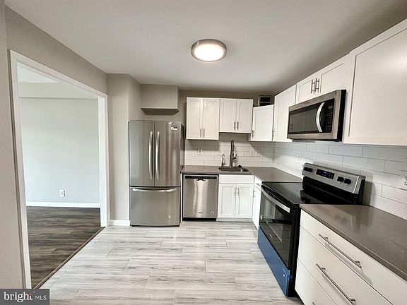 5th image of 203 Yoakum Pkwy APT 1002