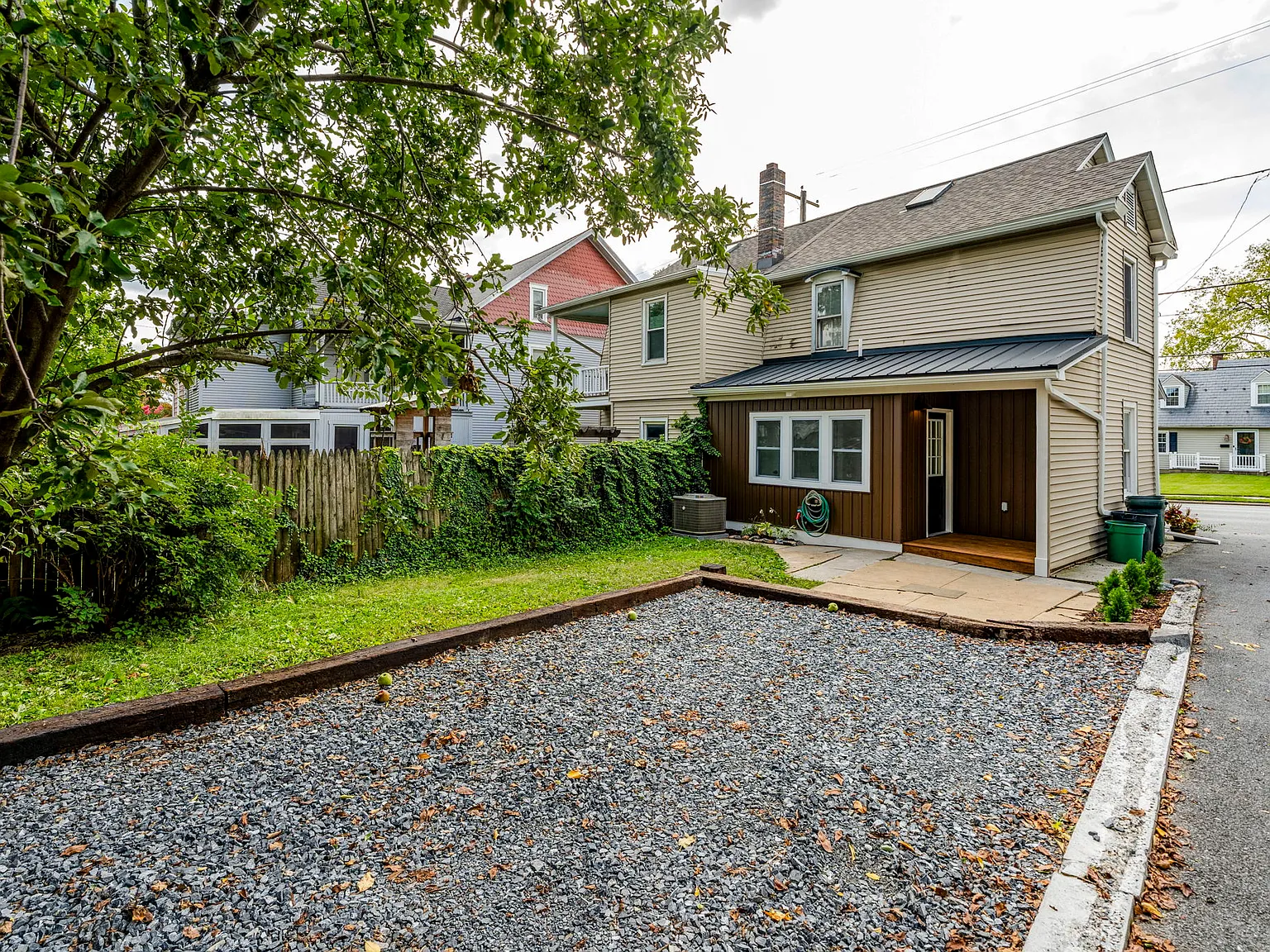 3 bed, 1.5 bath, 1200 sqft, $2,250 — Photo 3