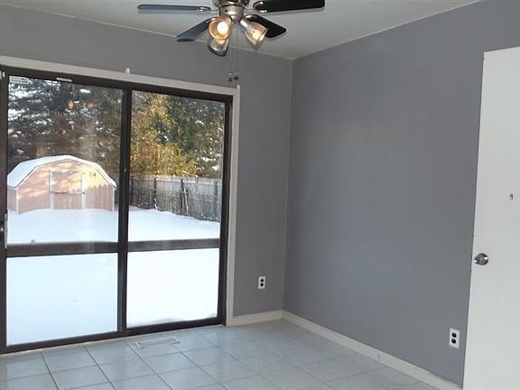 3rd image of 1566 Dawn Ave