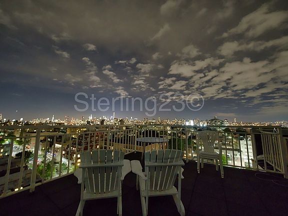 3rd image of 2515 Crescent St APT 7A