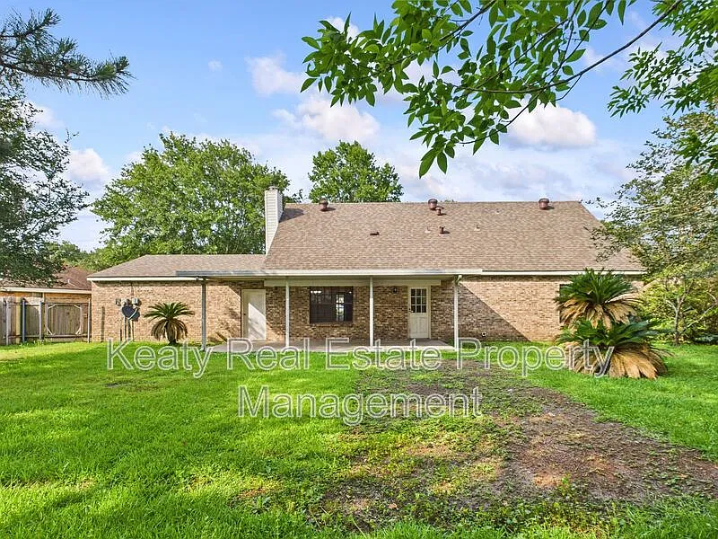 4 bed, 2.0 bath, 2088 sqft, $2,400 — Photo 1