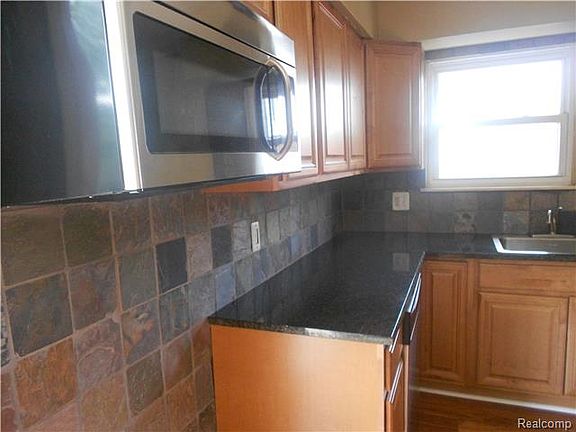 5th image of 32081 Birchwood St