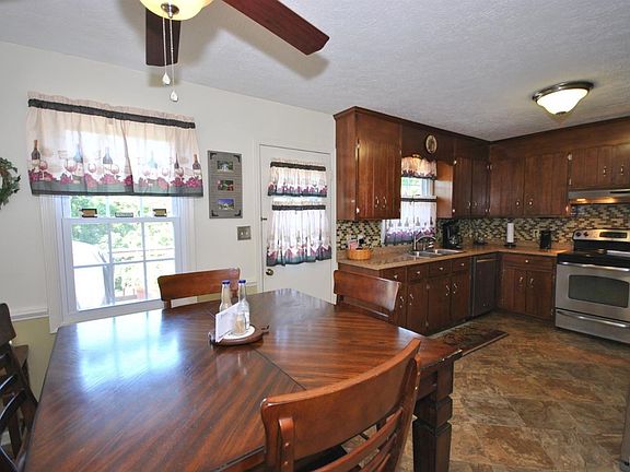 4th image of 211 Maple Hills Dr