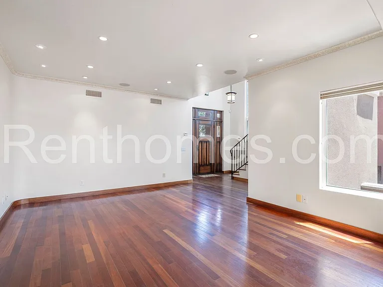 2940 Columbia St — Photo 13