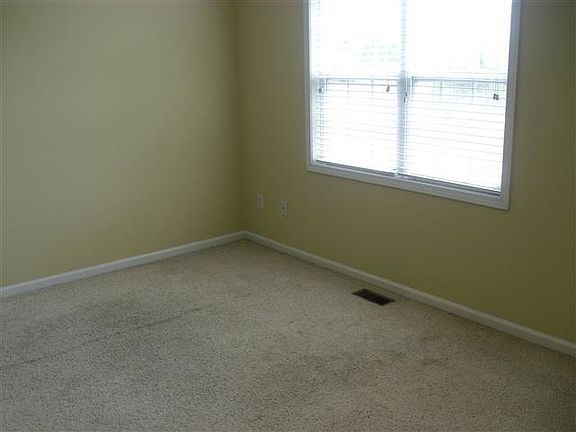 4th image of 138 Lincoln Dr #A