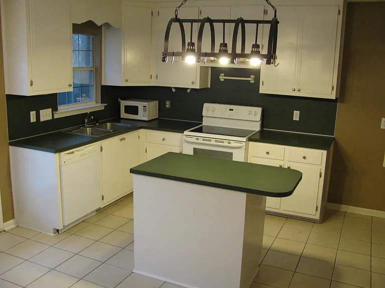 241 Magnolia Dr — Photo 3
