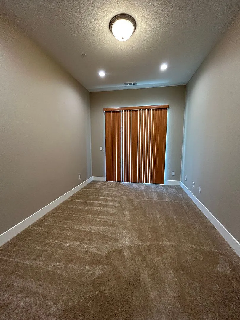 Building Photo - 2130 Red Oak Dr