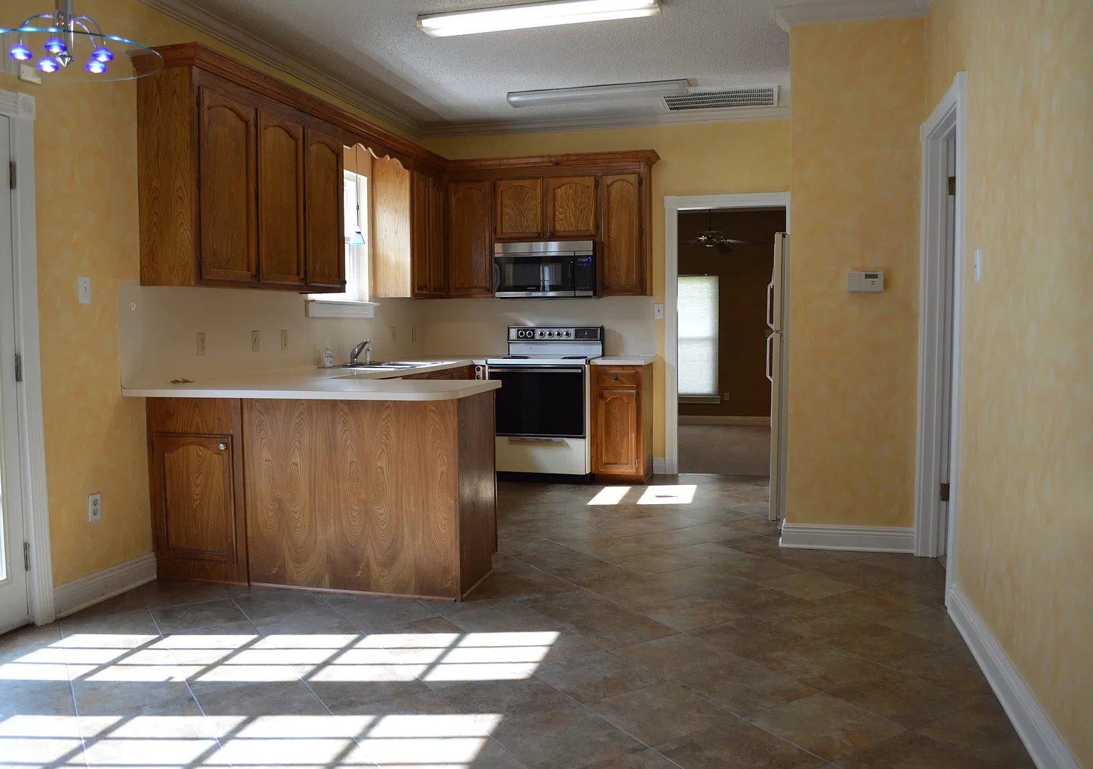 Conveniently located close to Bluebonnet & Essen — Photo 3