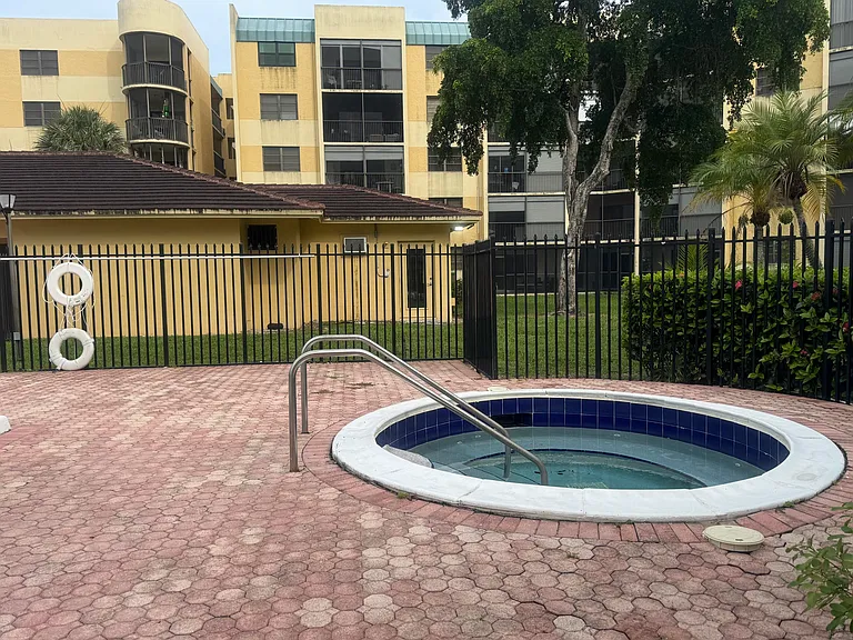 6575 W Oakland Park Blvd — Photo 29